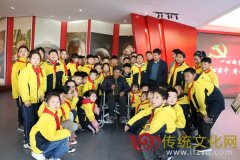 莒县招贤中心小学：听老爷爷讲革命战争故事