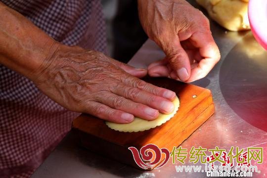 图为“土月饼”使用传统模具制作。　张远 摄