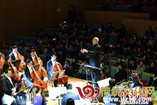 图为山东歌舞剧院演出大型交响乐,为首届山东文化惠民消费季画上完满句号。 叶长来 摄 图为山东歌舞剧院演出大型交响乐,为首届山东文化惠民消费季画上完满句号。 叶长来 摄