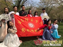 武汉一高校举办清明诗会：大学生着汉服表演弘扬中华传统文化