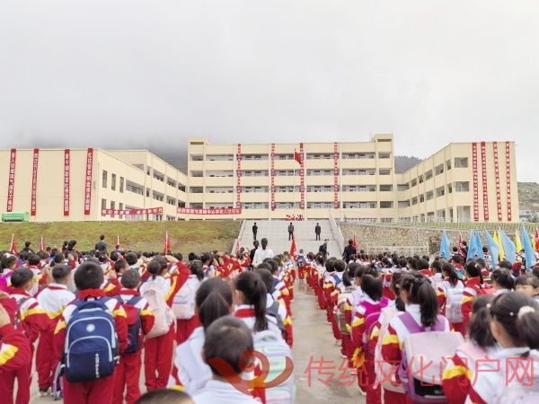 举行升国旗仪式.jpg