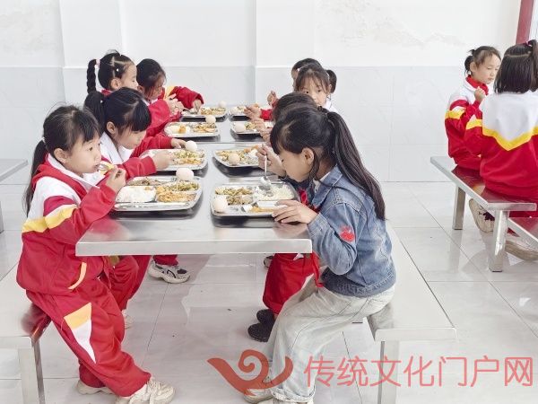 新校区首次校园餐.jpg
