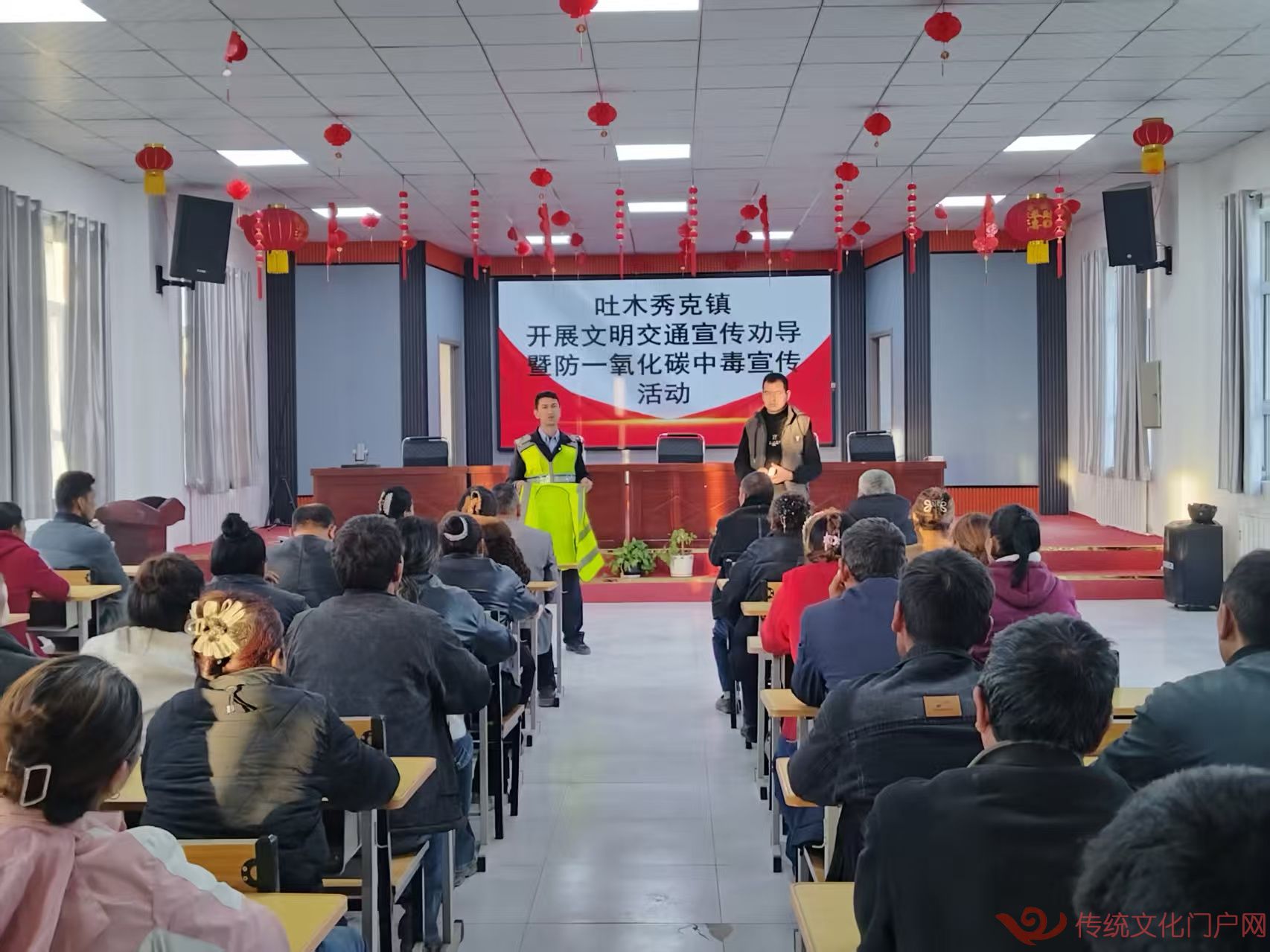 温宿县吐木秀克镇帕万拉村:安全宣传 + 志愿检查 筑牢群众安全 “双防线”